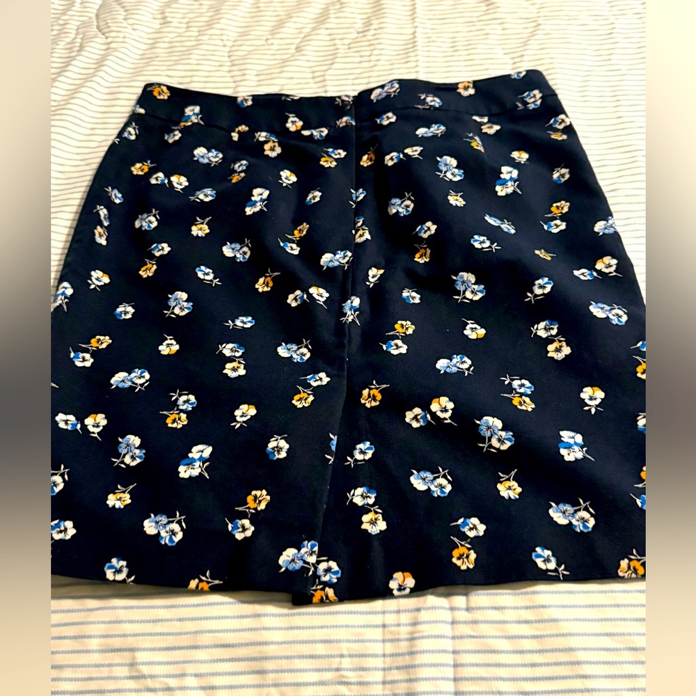 EUC Ann Taylor SZ 12p Navy Floral Print pencil skirt. Waist 17” zippered…